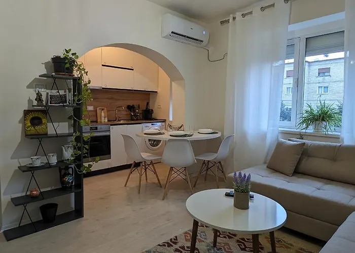 Modern Cozy 10 Min Walk To Skanderbeg Square